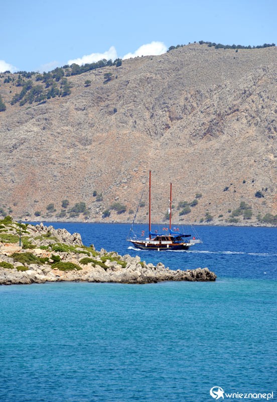 Grecka wyspa Symi. Przepiękne wyjście z portu. - foto: wnieznane.pl