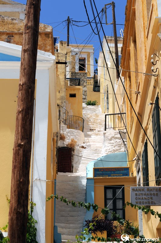 Grecka wyspa Symi. Malownicze domy i schody. - foto: wnieznane.pl