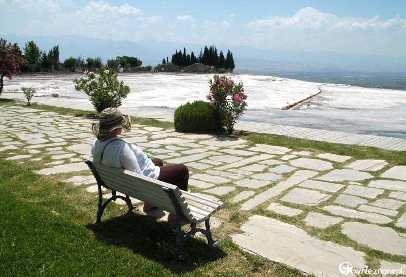Pamukkale. Odpoczynek z widokiem na trawertyny. - foto: wnieznane.pl