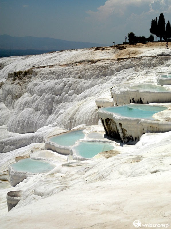 Pamukkale. Trawertyny wypełnione błękitną wodą. - foto: wnieznane.pl