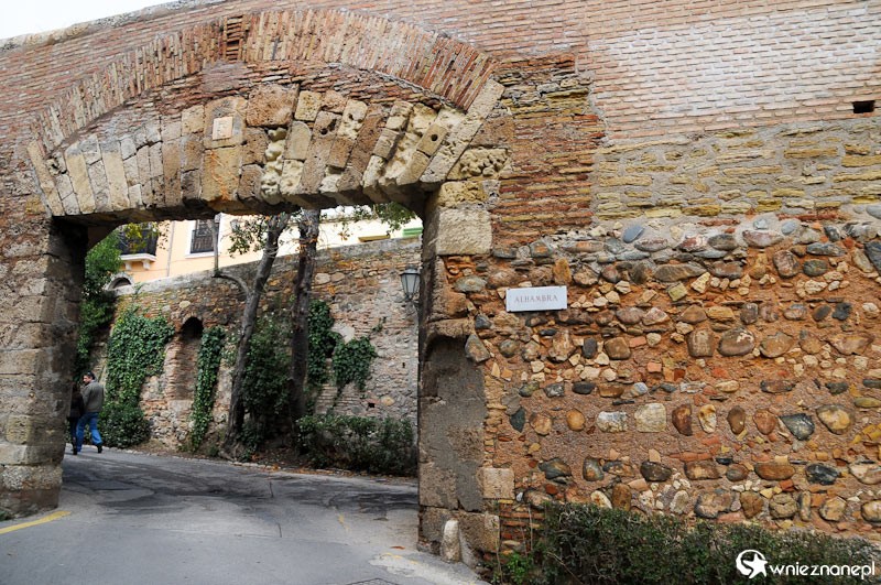Hiszpania. Wejście na teren Alhambry w Granadzie. - foto: wnieznane.pl