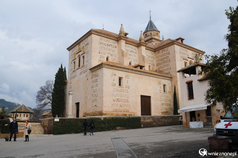 Hiszpania. Kościół na terenie Alhambry w Granadzie. - foto: wnieznane.pl