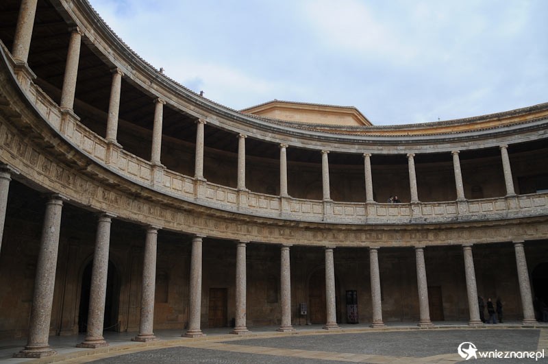 Hiszpania. Pałac Alhambra w Granadzie. - foto: wnieznane.pl