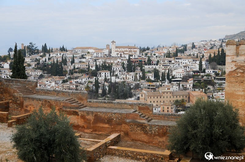 Hiszpania. Widok na miasto z Alhambry w Granadzie. - foto: wnieznane.pl