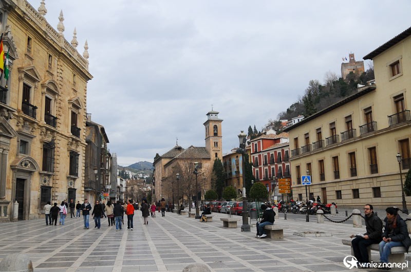 Hiszpania. Jeden z placów w Granadzie. - foto: wnieznane.pl