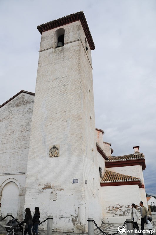 Hiszpania. Kościół na wzgórzu w Granadzie. - foto: wnieznane.pl