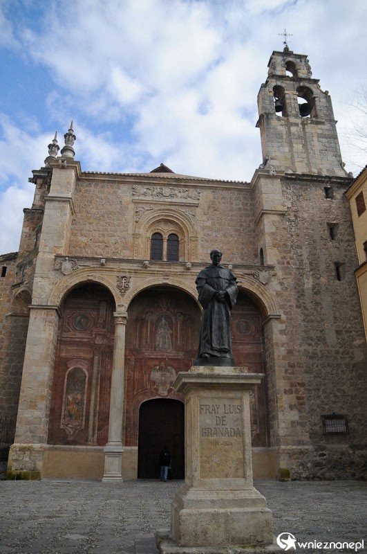 Hiszpania, Granada. Pomnik przed jednym z kościołów. - foto: wnieznane.pl
