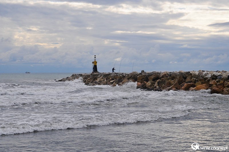 Costa del Sol. Rybacy łowiący ryby w Cabopino. - foto: wnieznane.pl Costa del Sol. Rybacy łowiący ryby w Cabopino. - foto: wnieznane.pl