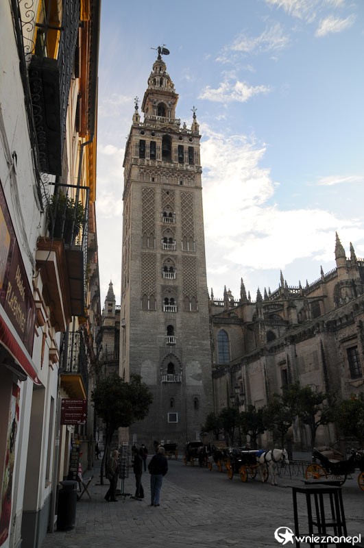 Hiszpania. Wieża przy katedrze w Sevilli. - foto: wnieznane.pl