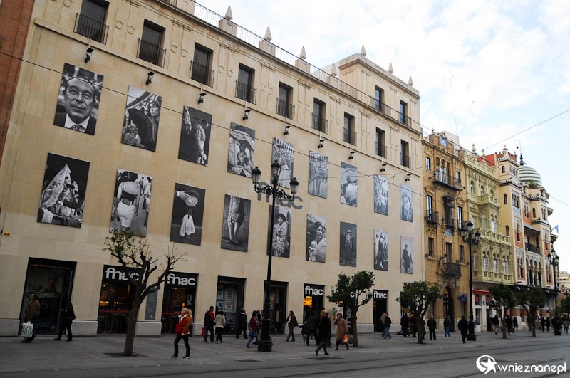 Hiszpania. Bulwar prowadzący do katedry w Sevilli. - foto: wnieznane.pl