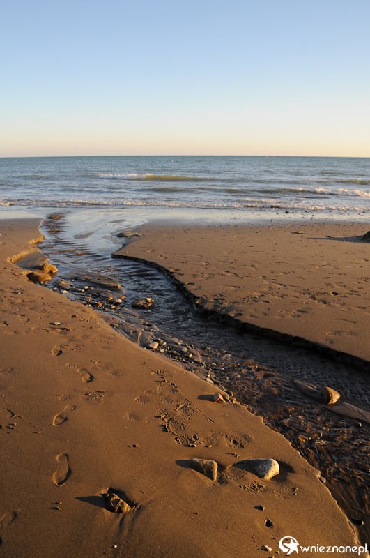 Costa del Sol. Ujście rzeczki do morza w Esteponie. - foto: wnieznane.pl