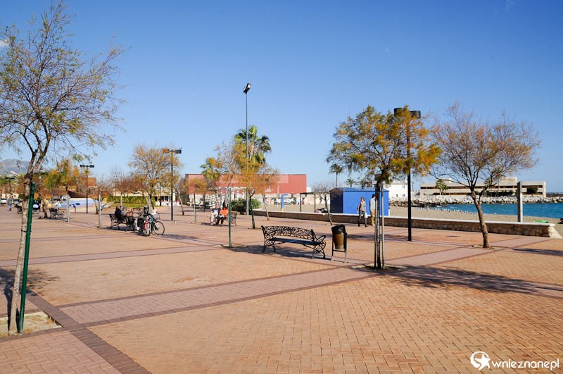 Costa del Sol. Nadmorski bulwar w Fuengiroli. - foto: wnieznane.pl