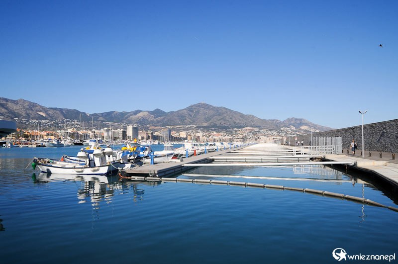 Costa del Sol. Widok na Fuengirolę i góry. - foto: wnieznane.pl