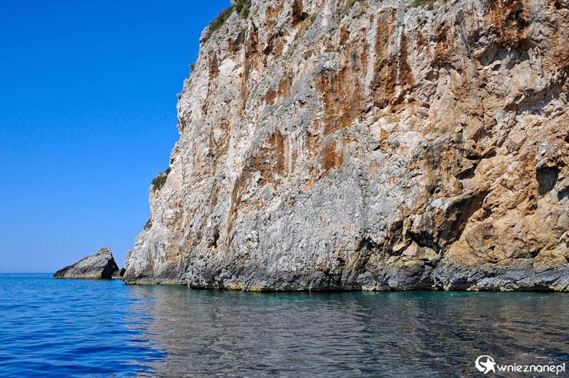 Grecka wyspa Korfu. Rejs łodzią do Błękitnych Grot u wybrzeża Paleokastritsy. - foto: wnieznane.pl