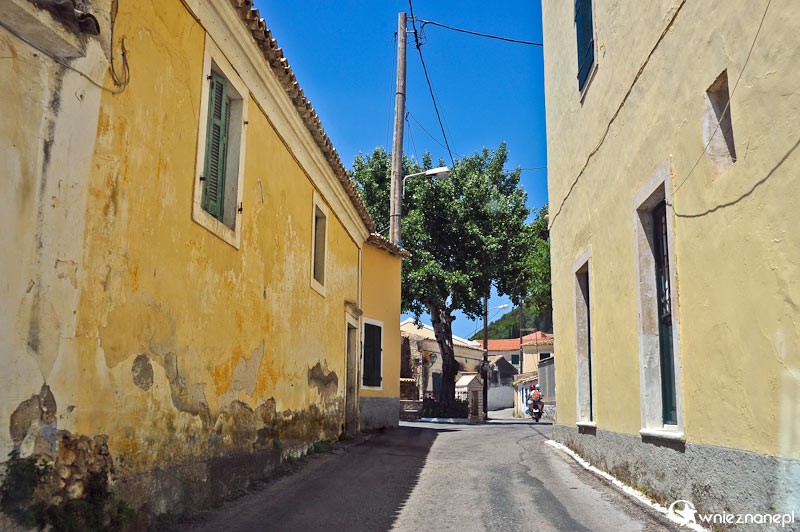 Grecka wyspa Korfu. Malownicza wąska uliczka we wsi Lakones. - foto: wnieznane.pl