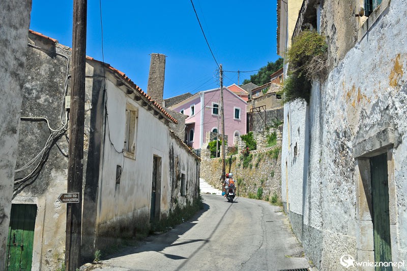Grecka wyspa Korfu. Malownicza wąska uliczka we wsi Lakones. - foto: wnieznane.pl