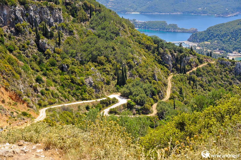 Grecka wyspa Korfu. Przepiękny krajobraz okolic Paleokastritsy widziany z ruin zamku Angelokastro. - foto: wnieznane.pl Grecka wyspa Korfu. Przepiękny krajobraz okolic Paleokastritsy widziany z ruin zamku Angelokastro. - foto: wnieznane.pl