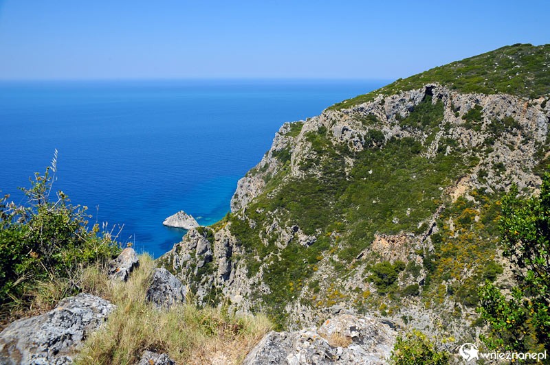 Grecka wyspa Korfu. Widok na skały i Morze Jońskie z ruin zamku Angelokastro.  - foto: wnieznane.pl