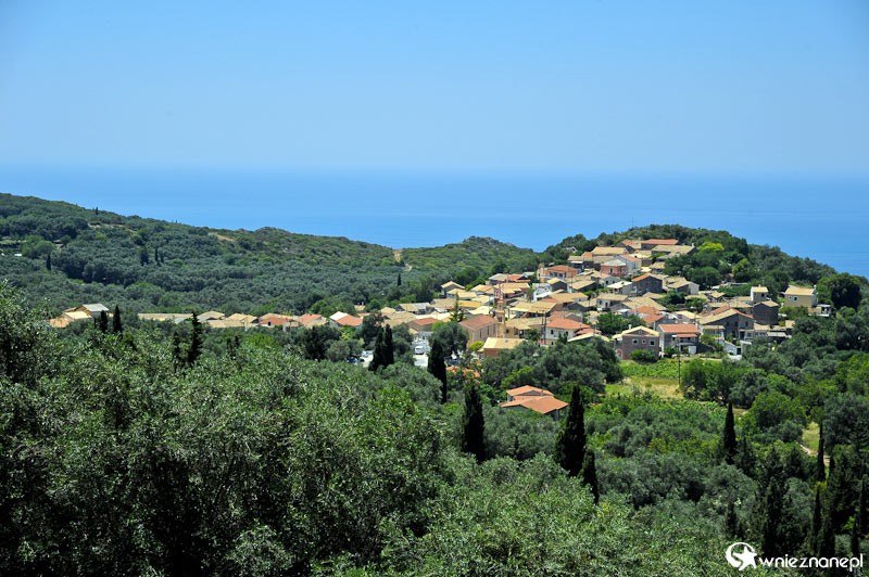 Grecka wyspa Korfu. Widok na jedną z tradycyjnych górskich wiosek. - foto: wnieznane.pl