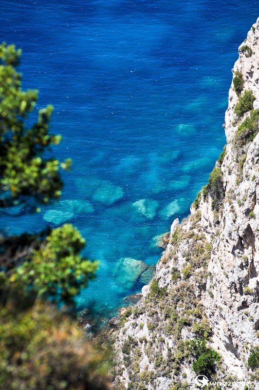 Grecka wyspa Korfu. Widok na skały i Morze Jońskie z ruin zamku Angelokastro. - foto: wnieznane.pl Grecka wyspa Korfu. Widok na skały i Morze Jońskie z ruin zamku Angelokastro. - foto: wnieznane.pl
