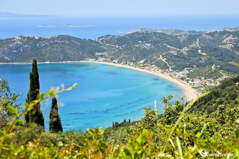 Grecka wyspa Korfu. Piękna plaża w miejscowości Agios Georgios na zachodnim brzegu wyspy. - foto: wnieznane.pl