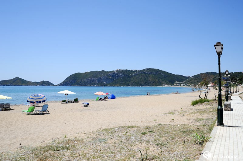 Grecka wyspa Korfu. Piękna plaża w miejscowości Agios Stefanos na zachodnim brzegu wyspy. - foto: wnieznane.pl Grecka wyspa Korfu. Piękna plaża w miejscowości Agios Stefanos na zachodnim brzegu wyspy. - foto: wnieznane.pl