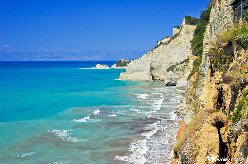 Grecka wyspa Korfu. Przepiękne klify w miejscowości Peroulades na zachodnim wybrzeżu wyspy. - foto: wnieznane.pl Grecka wyspa Korfu. Przepiękne klify w miejscowości Peroulades na zachodnim wybrzeżu wyspy. - foto: wnieznane.pl