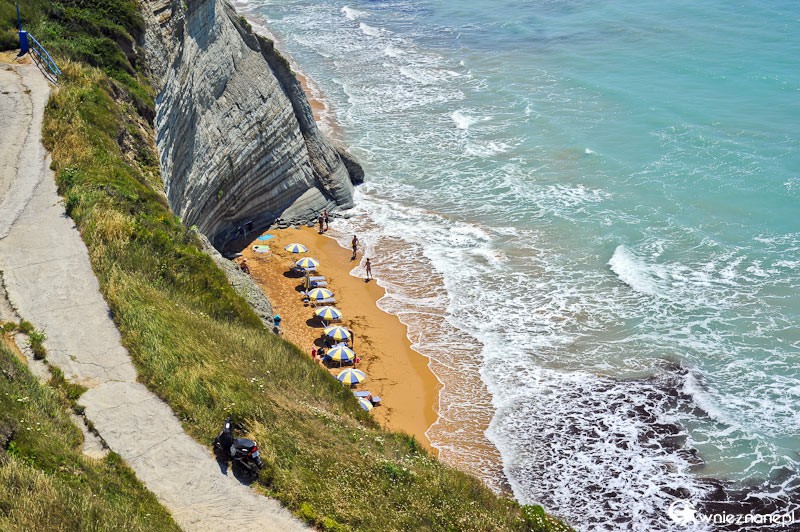 Grecka wyspa Korfu. Przepiękne klify w miejscowości Peroulades na zachodnim wybrzeżu wyspy. U podnóża klifów Logas Beach. - foto: wnieznane.pl Grecka wyspa Korfu. Przepiękne klify w miejscowości Peroulades na zachodnim wybrzeżu wyspy. U podnóża klifów Logas Beach. - foto: wnieznane.pl