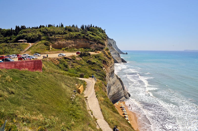 Grecka wyspa Korfu. Przepiękne klify w miejscowości Peroulades na zachodnim wybrzeżu wyspy. U podnóża klifów Logas Beach.  - foto: wnieznane.pl
