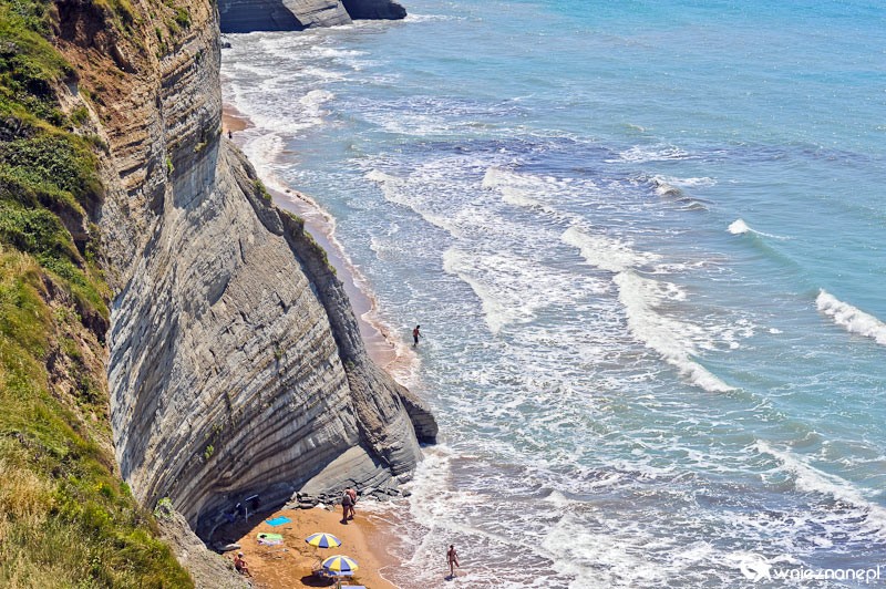 Grecka wyspa Korfu. Przepiękne klify w miejscowości Peroulades na zachodnim wybrzeżu wyspy. U podnóża klifów Logas Beach.  - foto: wnieznane.pl