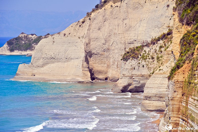 Grecka wyspa Korfu. Przepiękne klifowe wybrzeże w miejscowości Peroulades. - foto: wnieznane.pl Grecka wyspa Korfu. Przepiękne klifowe wybrzeże w miejscowości Peroulades. - foto: wnieznane.pl