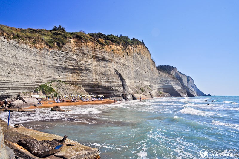 Grecka wyspa Korfu. Przepiękne klifowe wybrzeże w miejscowości Peroulades. U podnóża klifów maleńka plaża Logas.  - foto: wnieznane.pl
