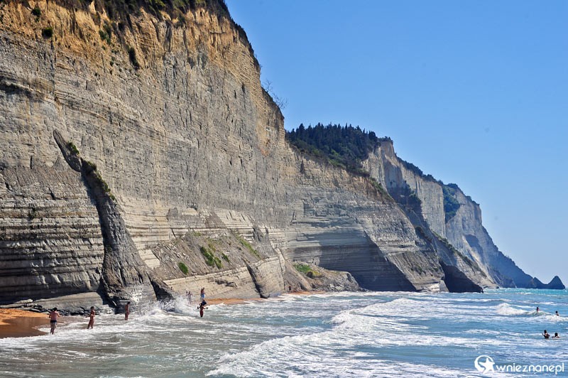 Grecka wyspa Korfu. Przepiękne klifowe wybrzeże w miejscowości Peroulades. U podnóża klifów maleńka plaża Logas.  - foto: wnieznane.pl