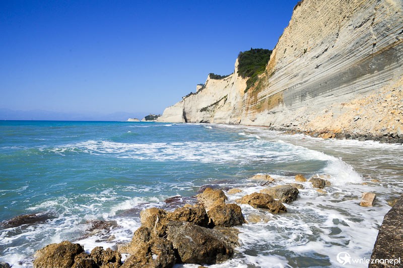 Grecka wyspa Korfu. Przepiękne klifowe wybrzeże w miejscowości Peroulades. - foto: wnieznane.pl Grecka wyspa Korfu. Przepiękne klifowe wybrzeże w miejscowości Peroulades. - foto: wnieznane.pl