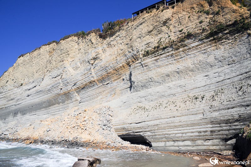 Grecka wyspa Korfu. Przepiękne klifowe wybrzeże w miejscowości Peroulades.   - foto: wnieznane.pl