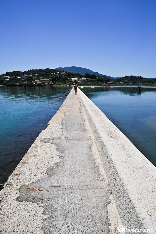 Grecka wyspa Korfu. Grobla oddzielająca jezioro Chalkiopoulou od morza w okolicy Kanoni. - foto: wnieznane.pl