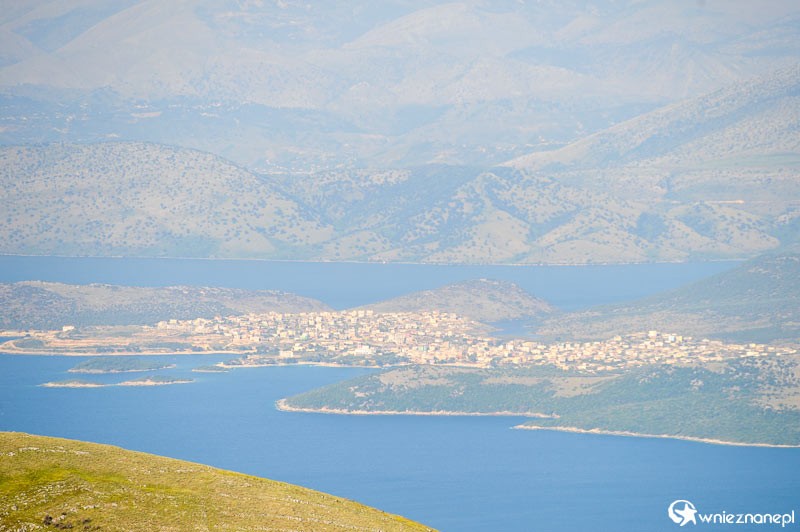 Grecka wyspa Korfu. Widok na Albanię z wierzchołka najwyższego szczytu wyspy, Pantokratora. - foto: wnieznane.pl Grecka wyspa Korfu. Widok na Albanię z wierzchołka najwyższego szczytu wyspy, Pantokratora. - foto: wnieznane.pl