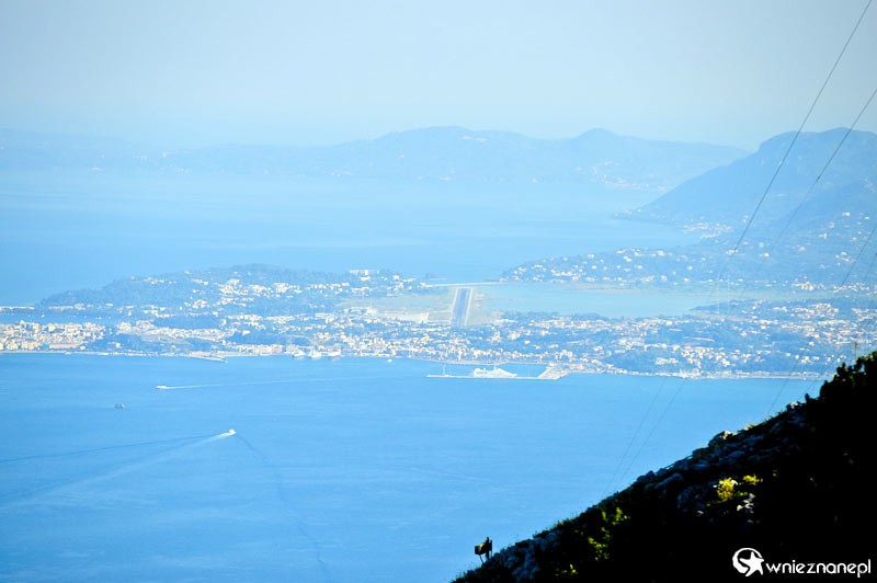 Grecka wyspa Korfu. Widok na Kerkirę i lotnisko z wierzchołka najwyższego szczytu wyspy, Pantokratora. - foto: wnieznane.pl Grecka wyspa Korfu. Widok na Kerkirę i lotnisko z wierzchołka najwyższego szczytu wyspy, Pantokratora. - foto: wnieznane.pl