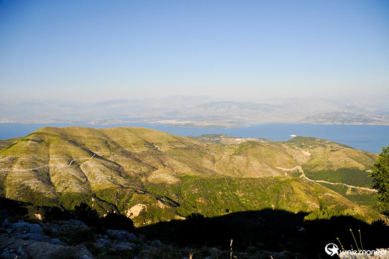 Grecka wyspa Korfu. Panorama ze szczytu Pantokratora, najwyższej góry na wyspie.   - foto: wnieznane.pl