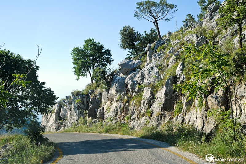 Grecka wyspa Korfu. Zjazd ze szczytu Pantokratora, najwyższej góry na wyspie.   - foto: wnieznane.pl