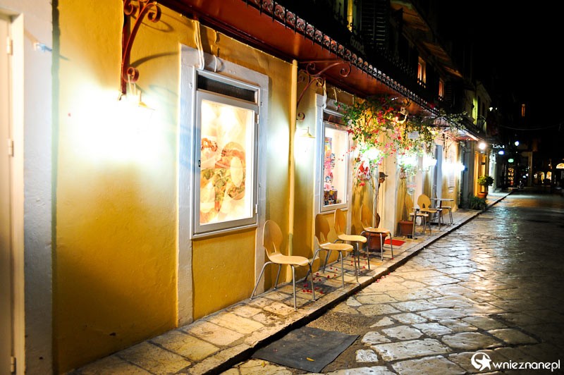 Grecka wyspa Korfu. Stolica wyspy, Kerkira nocą.  - foto: wnieznane.pl