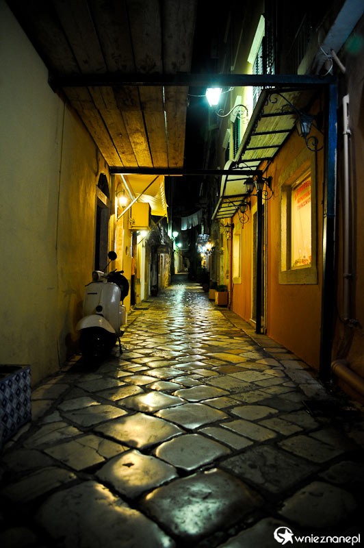 Grecka wyspa Korfu. Stolica wyspy, Kerkira nocą.  - foto: wnieznane.pl