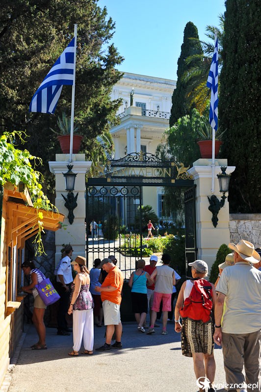 Grecka wyspa Korfu. Pałac Achillion z zewnątrz.  - foto: wnieznane.pl