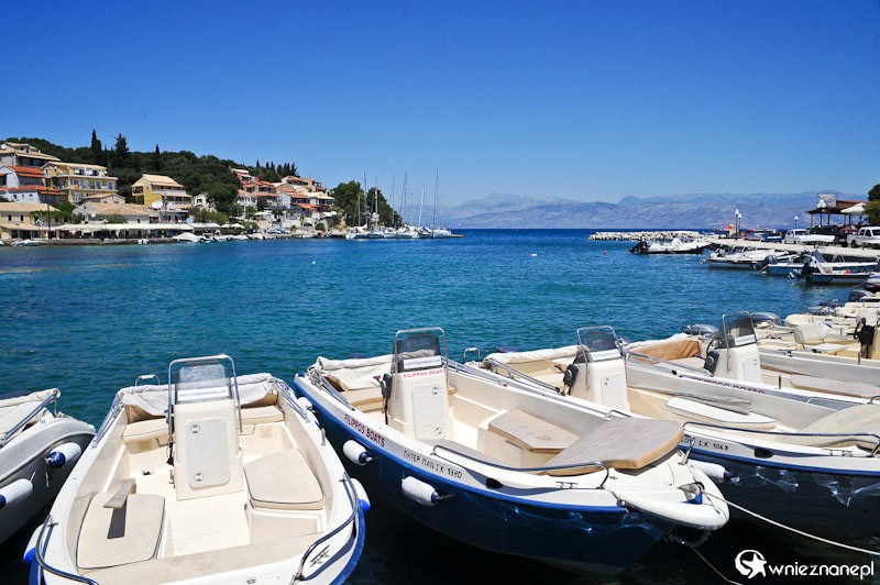 Grecka wyspa Korfu. Miasteczko Kassiopi i port. - foto: wnieznane.pl Grecka wyspa Korfu. Miasteczko Kassiopi i port. - foto: wnieznane.pl