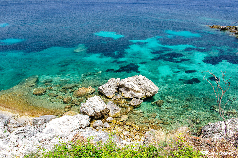 Grecka wyspa Korfu. Przepiękna krystaliczna woda w okolicach Kassiopi. - foto: wnieznane.pl