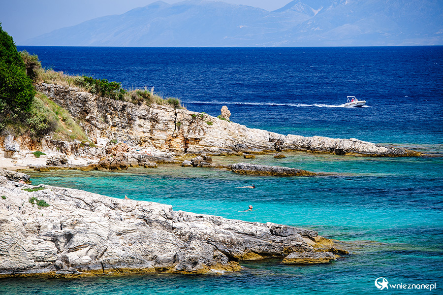 Grecka wyspa Korfu. Przepiękna krystaliczna woda w okolicach Kassiopi.   - foto: wnieznane.pl