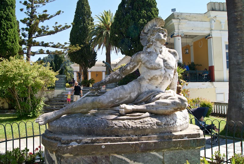 Grecka wyspa Korfu. Pomnik Achillesa w pałacu Achillion niedaleko Gastouri.   - foto: Bodzis