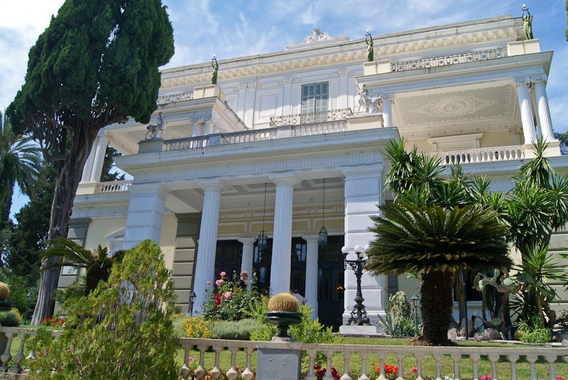 Grecka wyspa Korfu. Pałac Achillion niedaleko Gastouri.    - foto: Bodzis