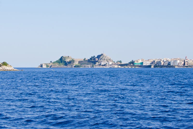 Grecka wyspa Korfu. Kerkira widziana od strony morza.  - foto: Bodzis