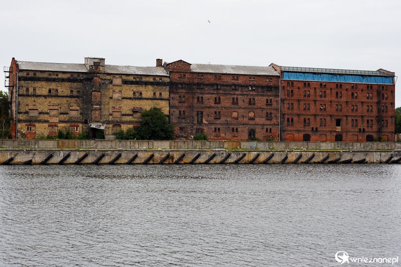 Karosta. Zabudowania po drugiej stronie kanału. - foto: wnieznane.pl